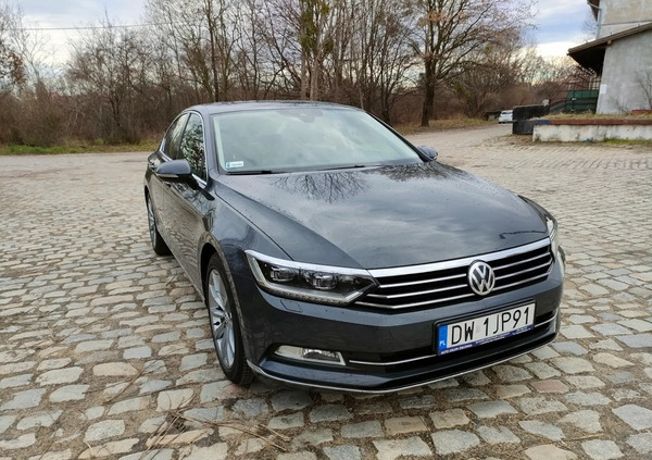 Volkswagen Passat cena 74000 przebieg: 192000, rok produkcji 2017 z Wrocław małe 232